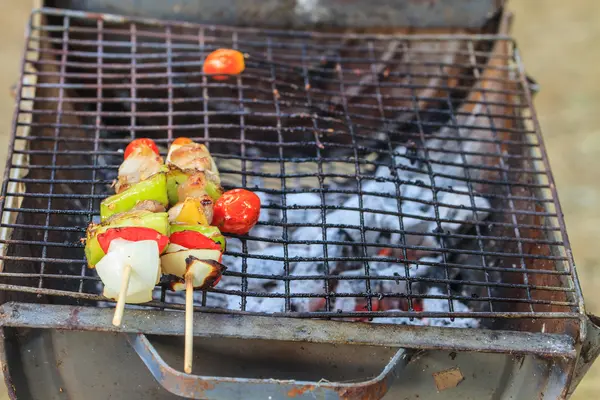 Izgarada ızgara şiş kebap. — Stok fotoğraf