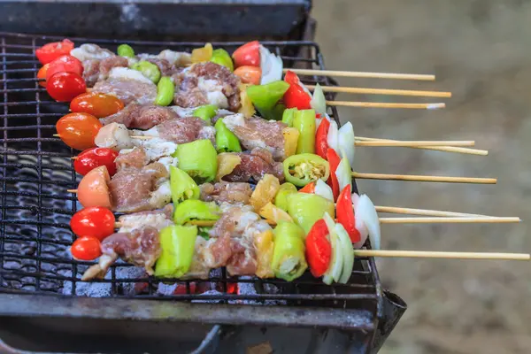 Izgarada ızgara şiş kebap. — Stok fotoğraf