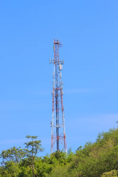 Torre de comunicação ligada — Fotografia de Stock