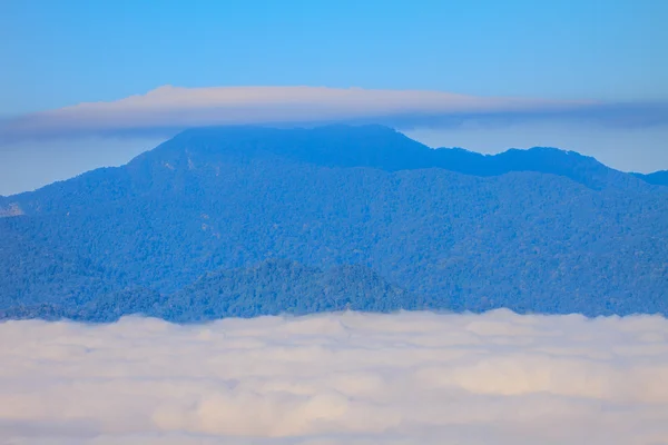 Niebla y nube montaña valle paisaje — Foto de Stock