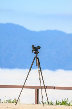 Kuş Gözlem monoküler ya da edindiği kapsamlı bir tripod üzerinde