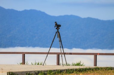 Kuş Gözlem monoküler ya da edindiği kapsamlı bir tripod üzerinde