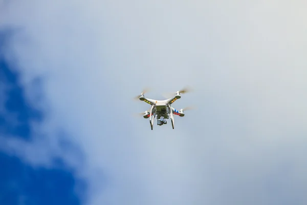 Vliegende drone op de hemel — Stockfoto