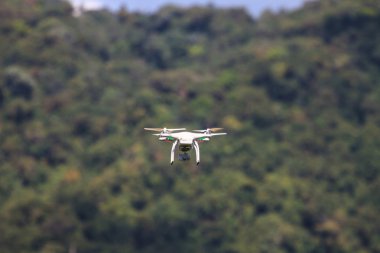 gökyüzü üzerinde uçan uçak