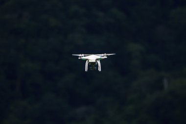 gökyüzü üzerinde uçan uçak