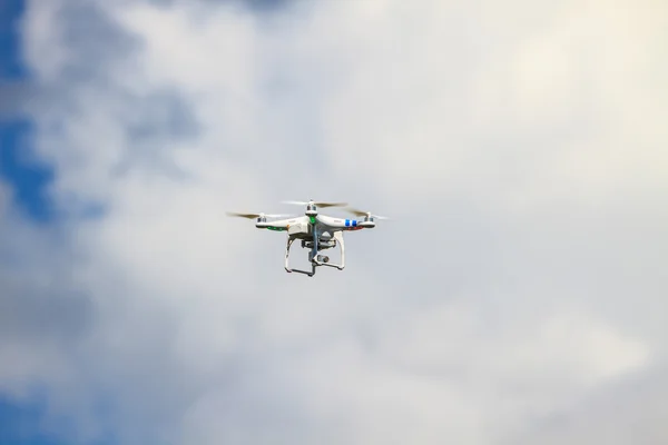 Vôo drone no céu — Fotografia de Stock