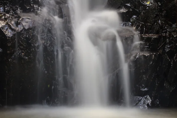 Cachoeira e rochas cobertas de musgo — Fotografia de Stock