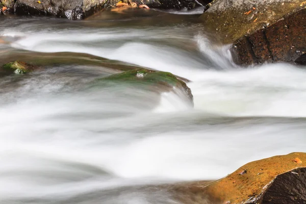 Cascada y rocas cubiertas de musgo —  Fotos de Stock