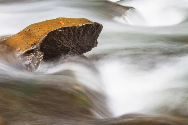 Cachoeira e rochas cobertas de musgo — Fotografia de Stock