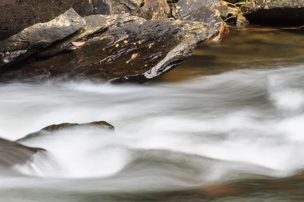 Cascada y rocas cubiertas de musgo — Foto de Stock