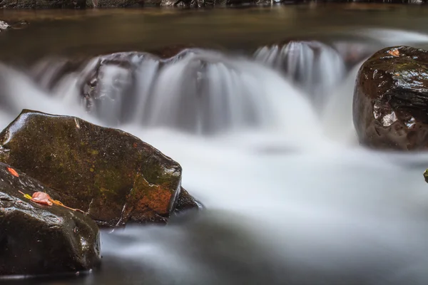 Cachoeira e rochas cobertas de musgo — Fotografia de Stock