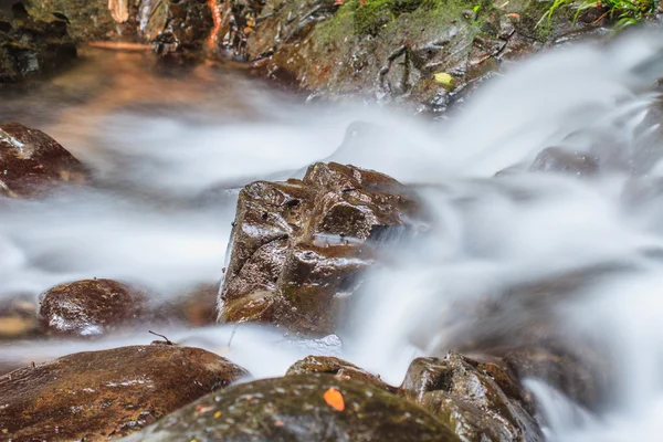 Cascada y rocas cubiertas de musgo —  Fotos de Stock