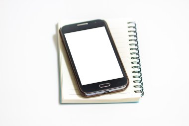  Beyaz arka plan üzerinde akıllı telefon ile not etmek