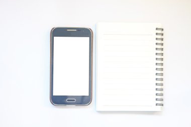  Beyaz arka plan üzerinde akıllı telefon ile not etmek