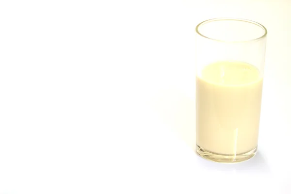 ガラスの新鮮な牛乳 — ストック写真