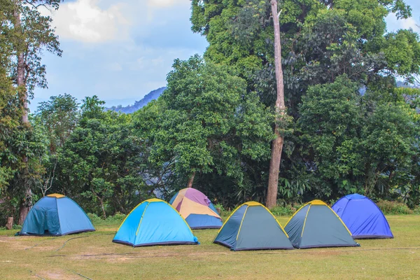 Tent on campground in morning — Stock Photo, Image