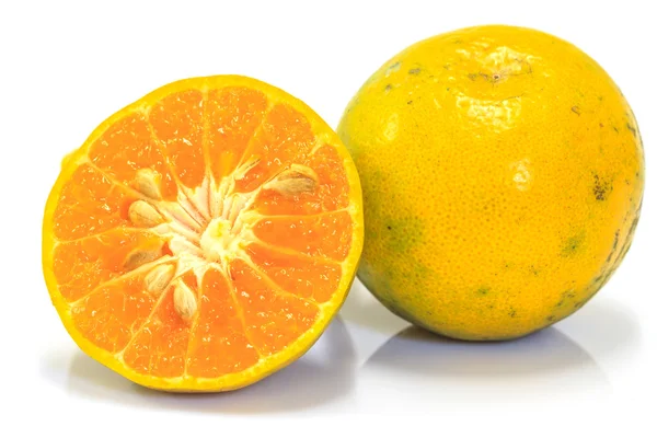 Pomarańczowe owoce krojone na białym tle — Zdjęcie stockowe