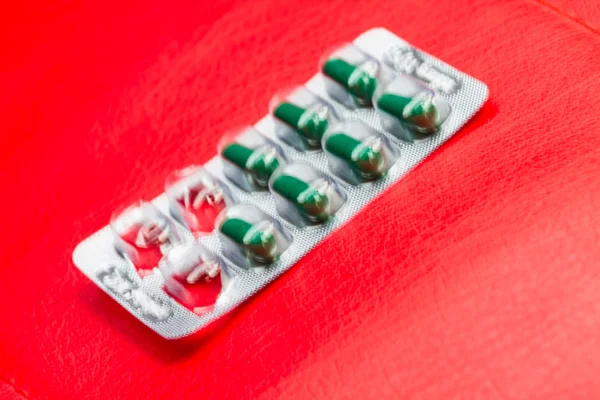 P-piller och kapsel av antibiotika i blister förpackning — Stockfoto