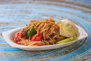 Tay lezzetli çiğ papaya salatası