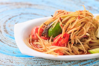 Tay lezzetli çiğ papaya salatası