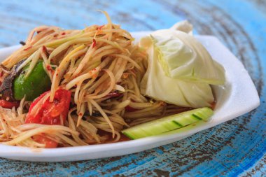 Tay lezzetli çiğ papaya salatası