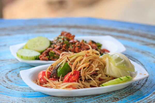 Papaya Sallad med thailändsk mat spicy fläskkött sallad — Stockfoto