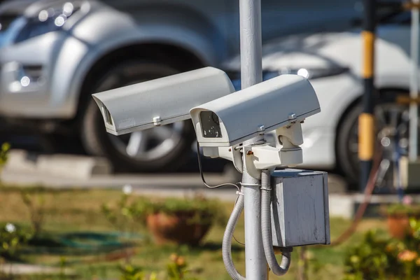 Câmera de segurança CCTV no parque de estacionamento — Fotografia de Stock