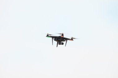 gökyüzü üzerinde uçan uçak