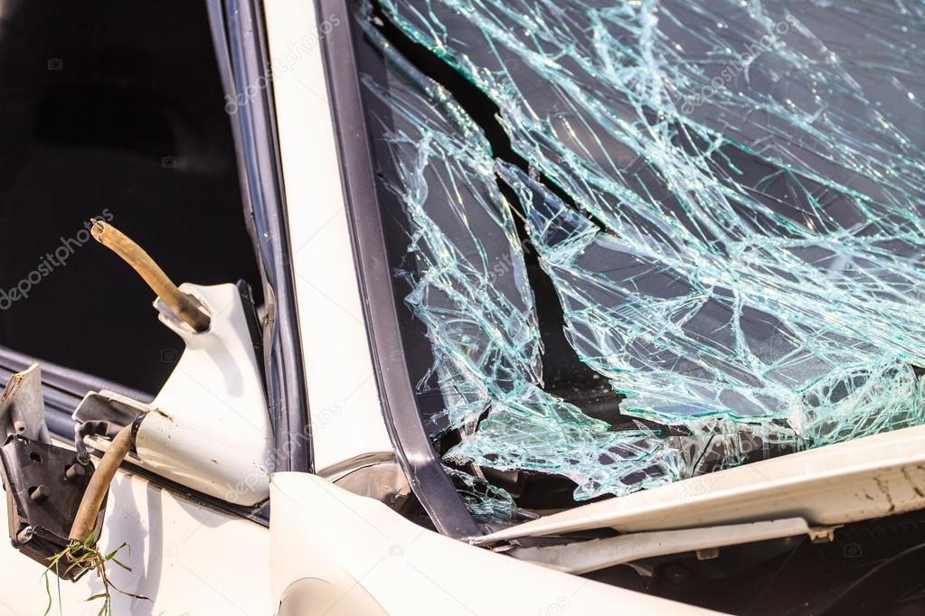 broken windshield in car accident 