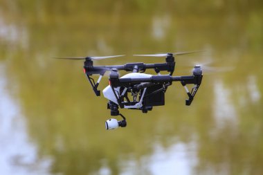 gökyüzü üzerinde uçan uçak