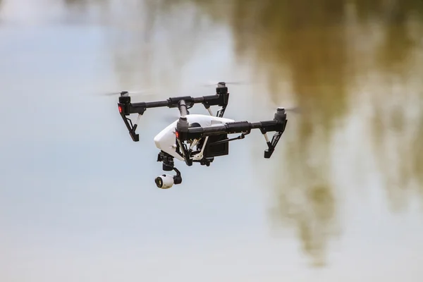 Vliegende drone op de hemel — Stockfoto