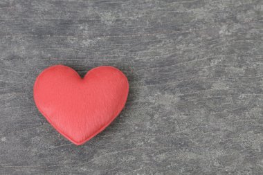 ahşap tahta üzerinde kalp