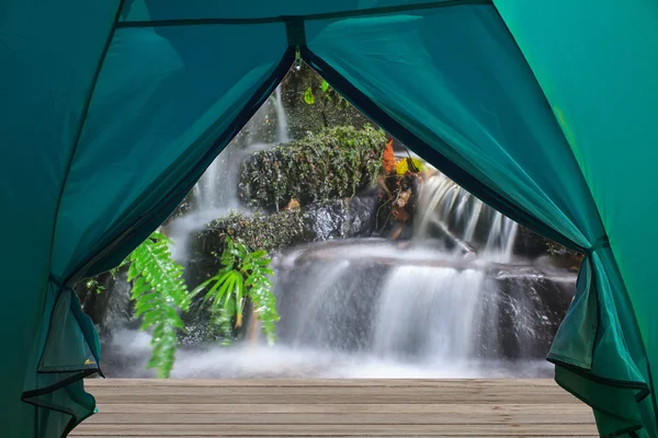 Cascada y rocas cubiertas de musgo —  Fotos de Stock