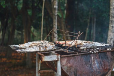 Framfire üzerinde ızgara balık