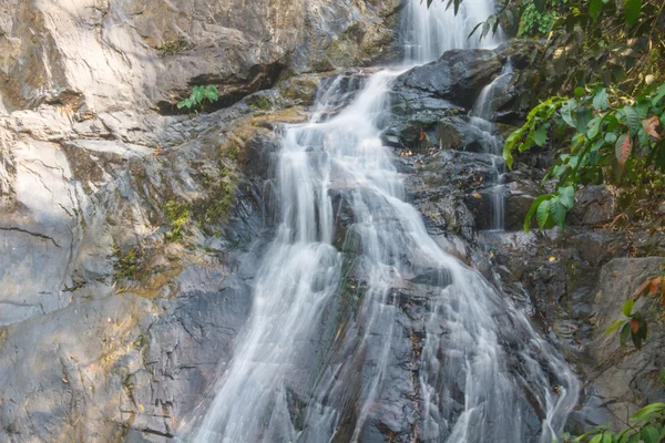 Thor Thip cachoeira no parque nacional tailandês — Fotografia de Stock