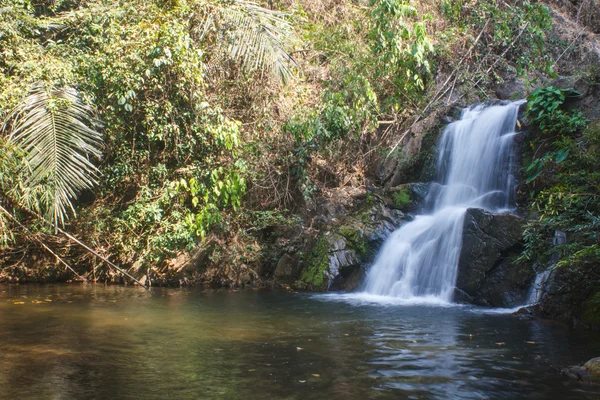 Thor Thip cachoeira no parque nacional tailandês — Fotografia de Stock