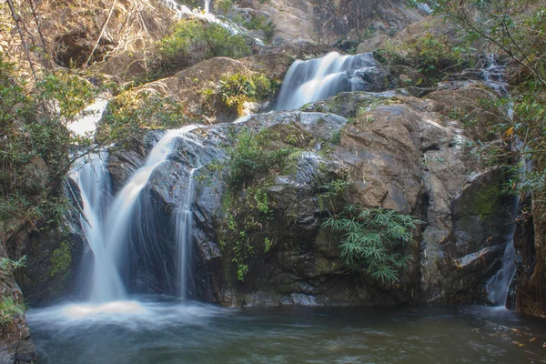 泰国国家公园的雷神托尔提普斯瀑布 — 图库照片