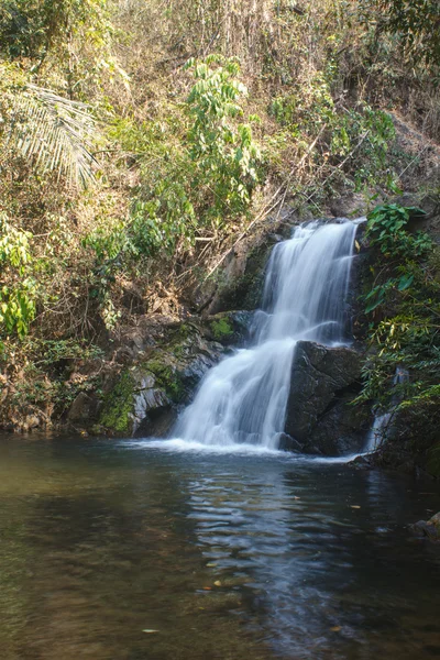 Thor Thip cachoeira no parque nacional tailandês — Fotografia de Stock