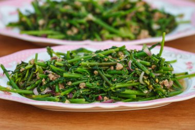 Sebze fern baharatlı salata