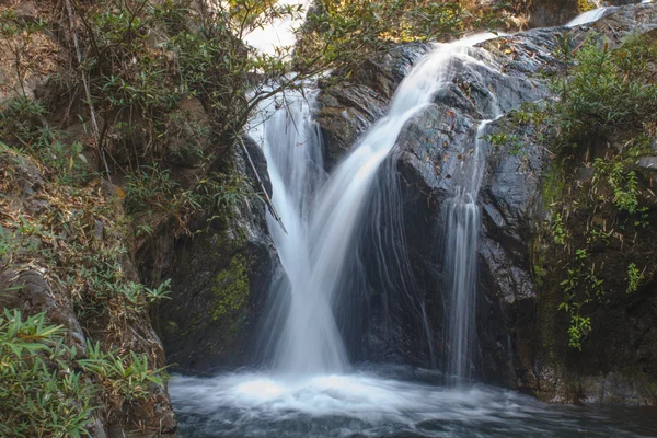 泰国国家公园的雷神托尔提普斯瀑布 — 图库照片