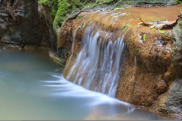 Vattenfall i den tropiska skogen — Stockfoto