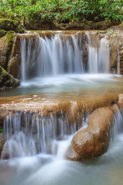 Cachoeira na floresta tropical — Fotografia de Stock