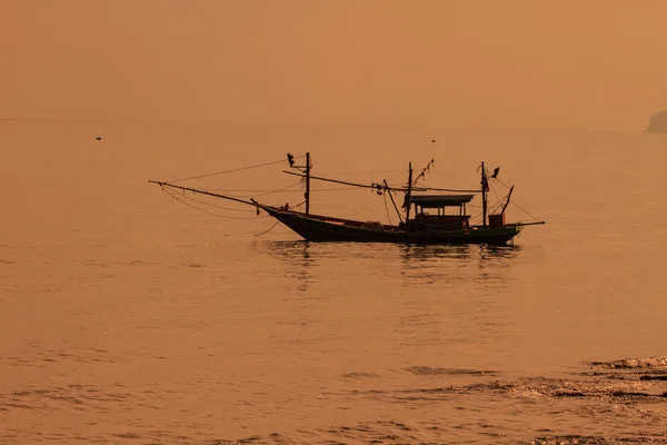 Bateau de pêche sur la mer — Photo