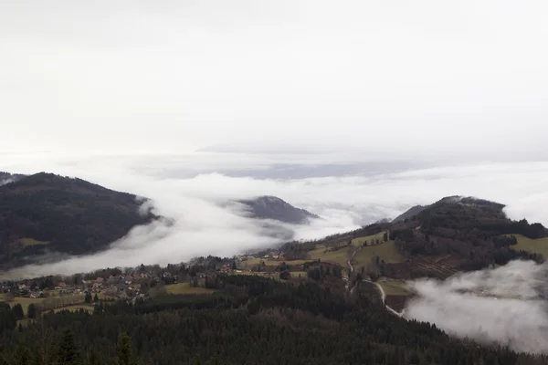 Alpská vesnice v mlze. Francie, Rhone-Alpes — Stock fotografie