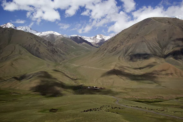 Le paysage du Kirghizistan, le terrain montagneux — Photo