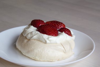  Pavlova kek ile beze, çırpılmış krema ve taze strawberri