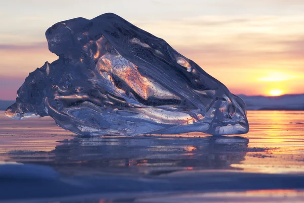 Ein Stück Eis, das im Morgengrauen auf der gefrorenen Oberfläche des Baikalsees liegt — Stockfoto