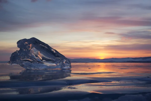 Ein Stück Eis, das im Morgengrauen auf der gefrorenen Oberfläche des Baikalsees liegt — Stockfoto