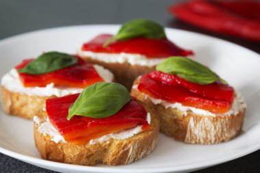 Kavrulmuş peppers, krem peynir ve fesleğen ile kanepeler