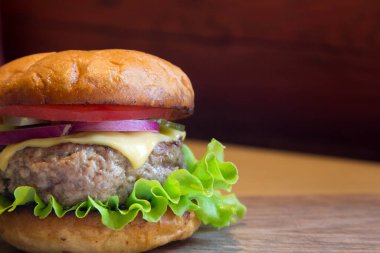 Et köftesi ve sebzeli ev yapımı hamburger..